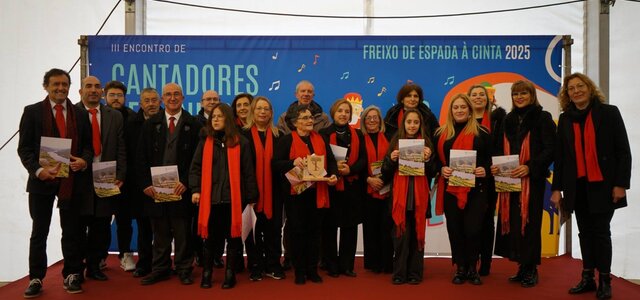 Fotografia de grupo coral Alio Vírio com Presidente da Câmara Municipal de Mesão Frio