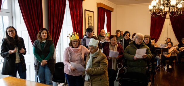 Ateliers (Re)viver Cantam Janeiras ao Executivo Municipal no Salão Nobre da Câmara Municipal de Mesão Frio