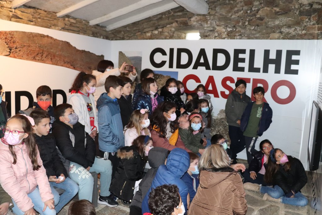 Alunos de Mesão Frio visitaram Centro Interpretativo do Castro de Cidadelhe