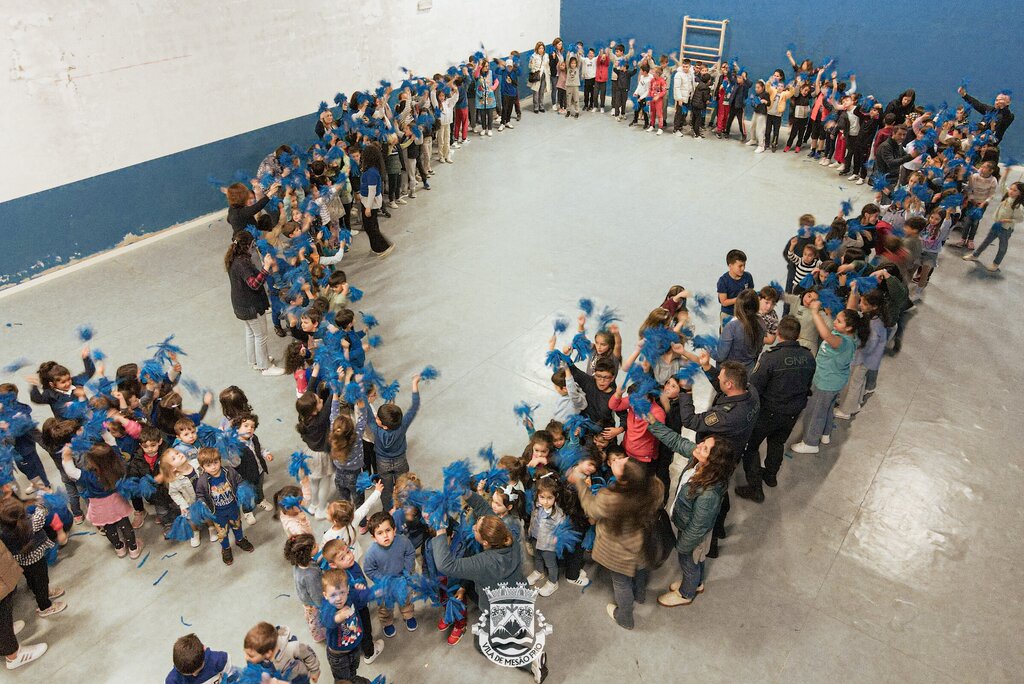 Crianças do Centro Escolar formam Laço Humano Azul