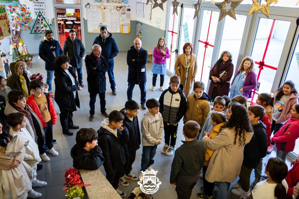 Crianças do Centro Escolar recolhem bens alimentares